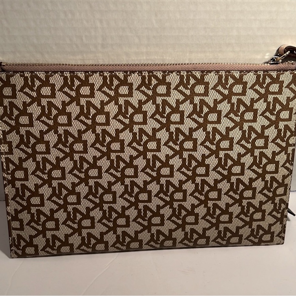 DKNY | Donna Karen New York Beige Coffee Wristlet | NWOT